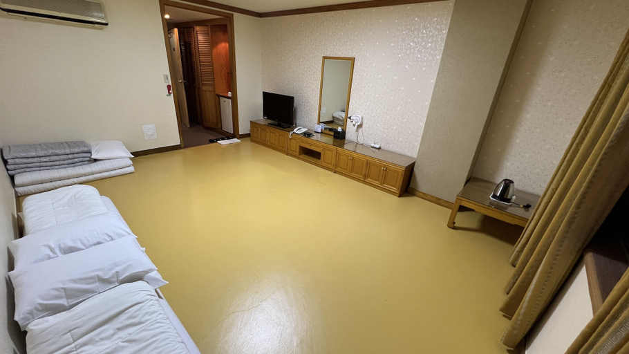 Bedroom 2, Gimcheon Park Tourist Hotel, Gimcheon