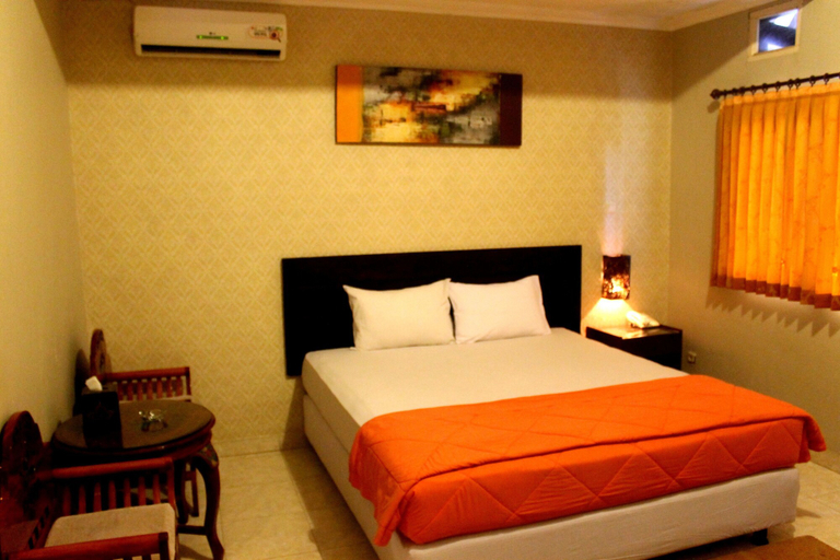 Bedroom 2, HOTEL CROWN MATARAM, Lombok