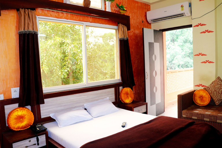 Bedroom 2, Hotel Raj Palace, West Nimar