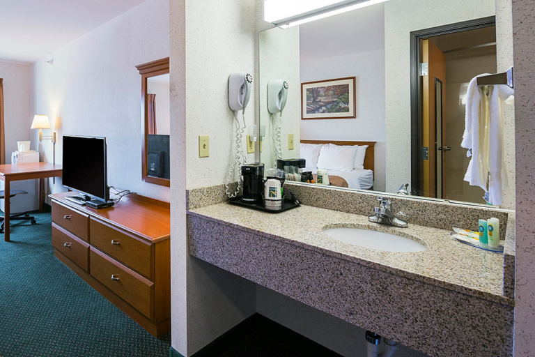 Bathroom 4, Quality Inn & Suites Belmont - Platteville, Lafayette