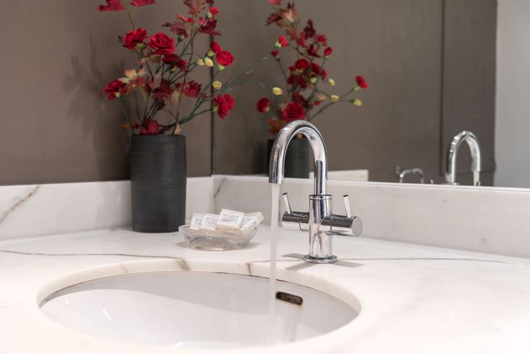 Bathroom 4, A Place Like Home - Comfortable South Kensington Apartment, London