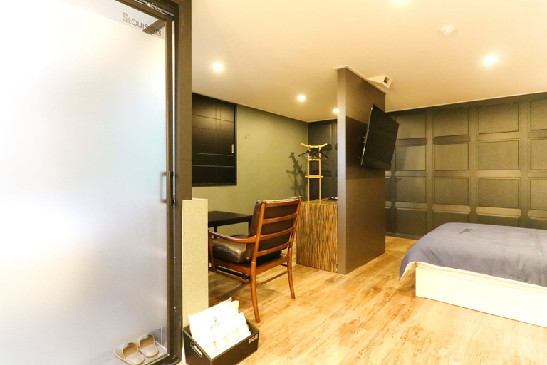 Bedroom 2, Louis Hotel, Sasang