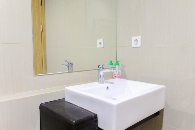 Bathroom 3, Japanese Cozy Style Studio At Bintaro Embarcadero Apartment, Tangerang Selatan