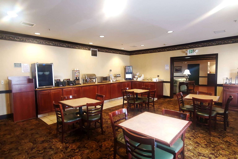 Food & Drinks 5, Wingate Suites by Wyndham Youngstown - Austintown, Mahoning