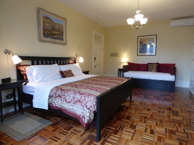 Bedroom 4, Gingerbread Manor, Montréal