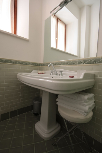 Bathroom 4, Hotel Rojan, L'Aquila