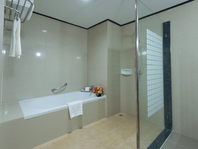 Bathroom 5, Dynasty Grande Hotel, Khlong Toey