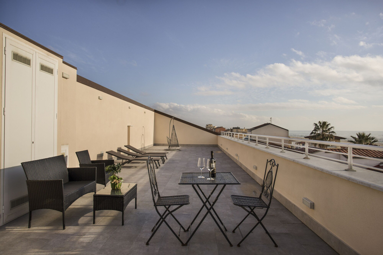 Exterior & Views 10