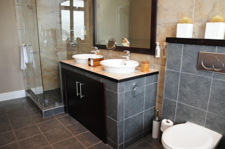 Bathroom 5, Manor 38, Nelson Mandela Bay