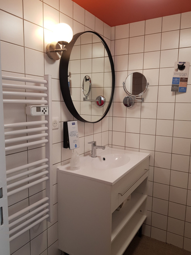 Bathroom 5, Kyriad Lyon Est – Saint Quentin Fallavier, Isère