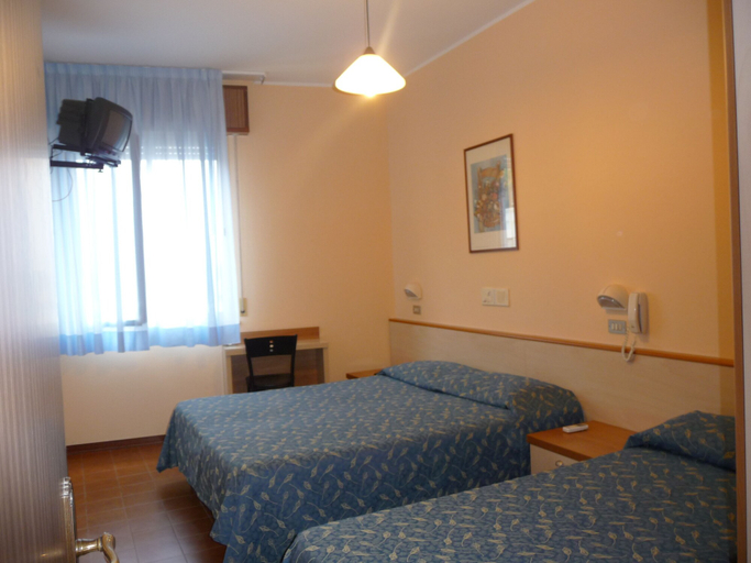 Bedroom 3, Hotel Azzurra, Rimini