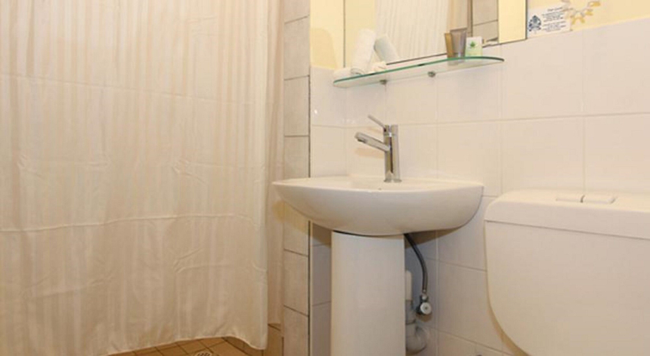 Bedroom 4, Ocean View Motel, Stirling