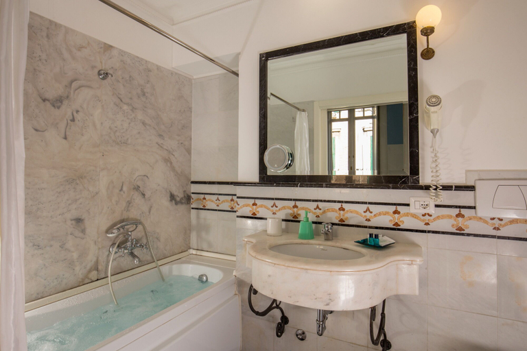 Bathroom 4, Hotel Emona Aquaeductus, Rome
