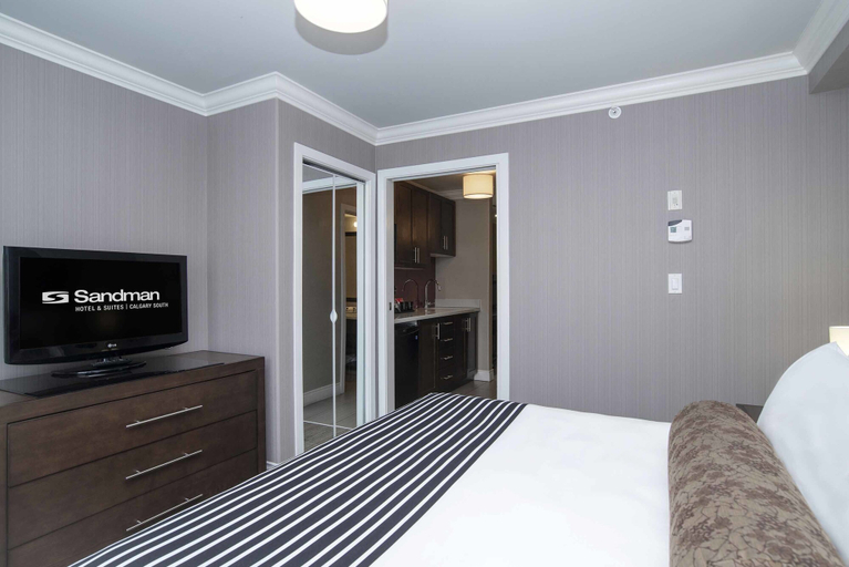 Bedroom 3, Sandman Hotel & Suites Calgary South, Division No. 6
