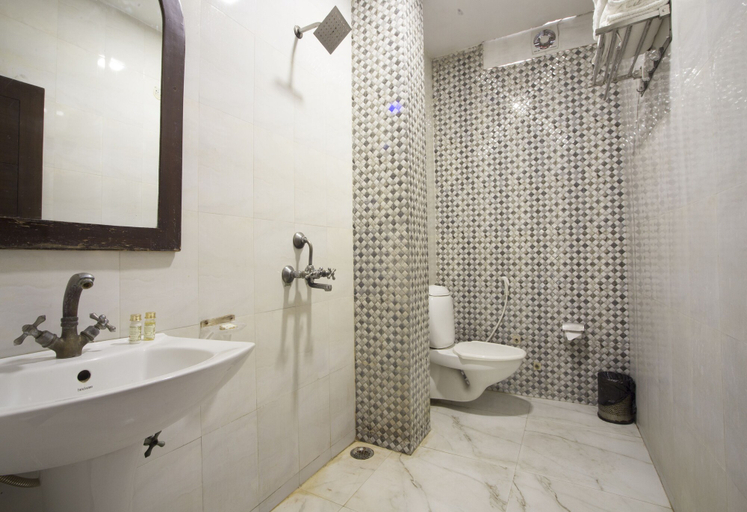 Bathroom 5, Optimum Tara Palace, Agra