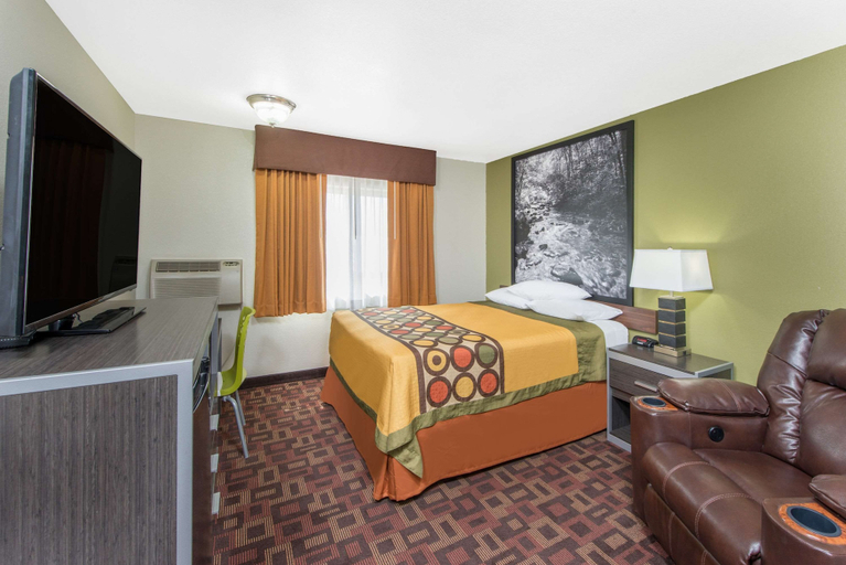Bedroom 3, Super 8 by Wyndham Moberly MO, Randolph