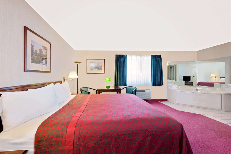 Bedroom 3, Days Inn by Wyndham Waynesboro, Franklin