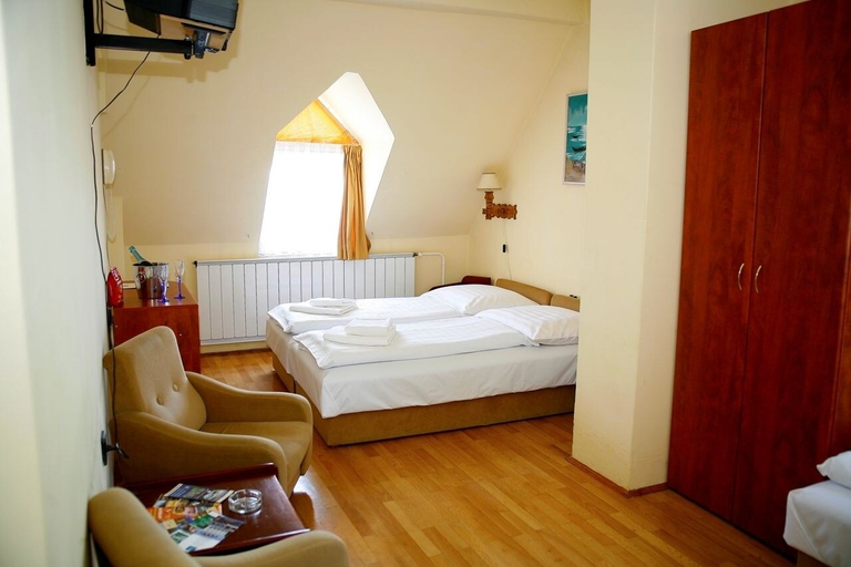 Bedroom 3, Hotel Bara Junior, Budapesti
