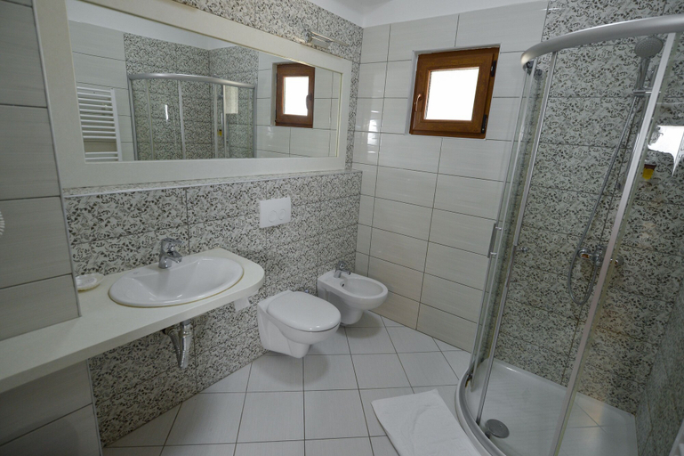 Bathroom 4, Hotel Kalemi 2, Gjirokastrës
