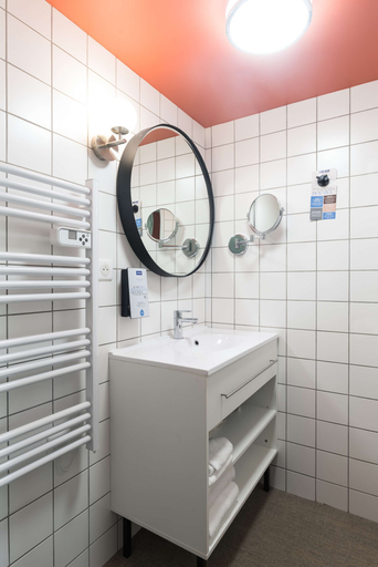Bathroom 5, Kyriad Lyon Est – Saint Quentin Fallavier, Isère