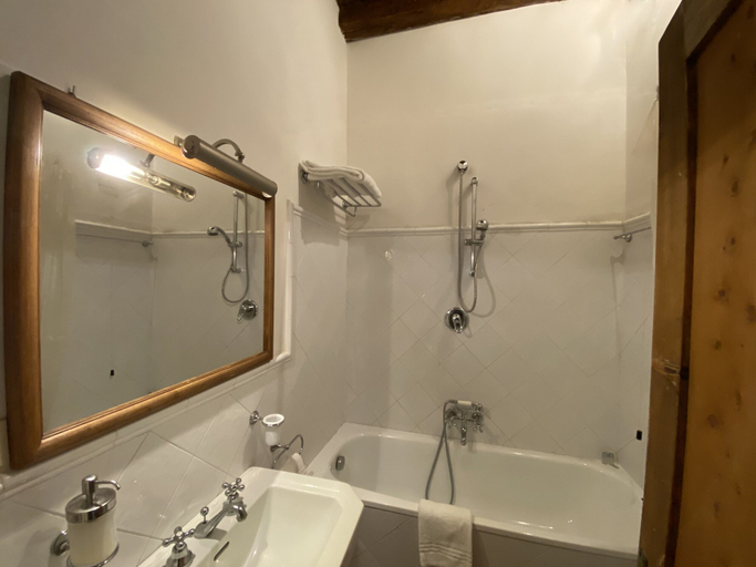 Bathroom 4, Castello di Mugnana, Florence