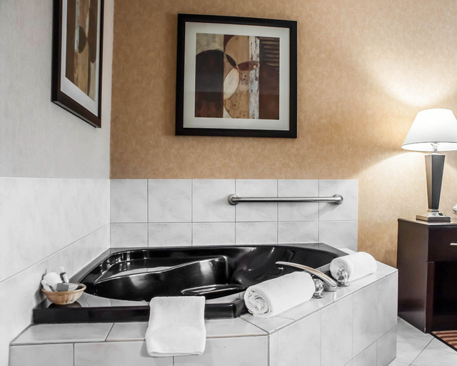 Bathroom 5, Quality Inn Dunkirk, Chautauqua