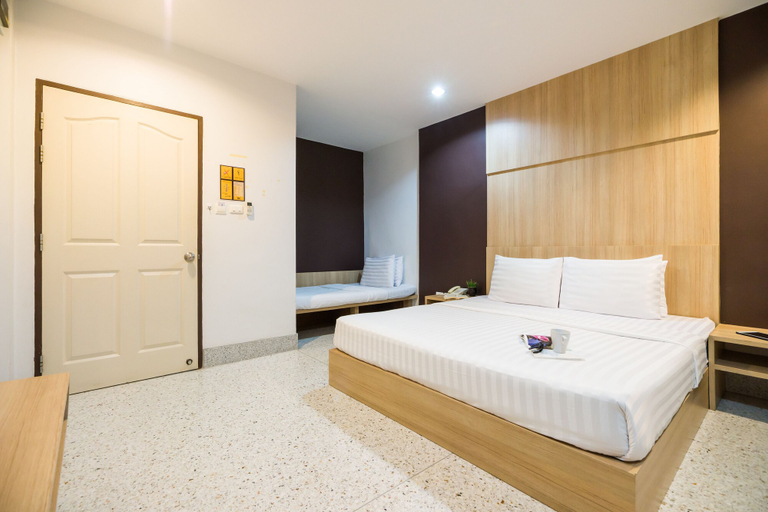Bedroom 3, The Fifth Residence Hotel, Pathum Wan