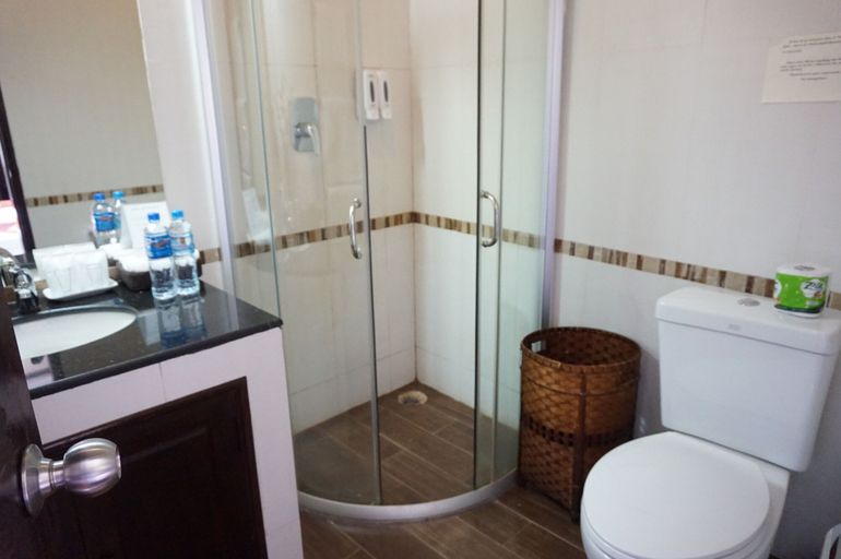 Bathroom 4, Residence Sisouk, Pakxe