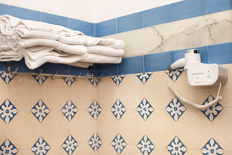 Bathroom 5, Johanna Park Hotel, Napoli