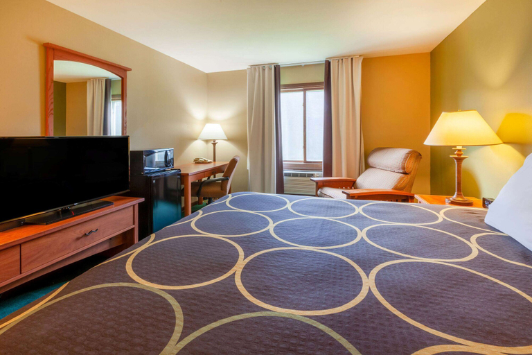Bedroom 3, Super 8 by Wyndham Berlin WI, Green Lake