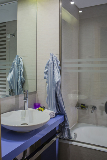 Bathroom 5, Novus City Hotel, Attica
