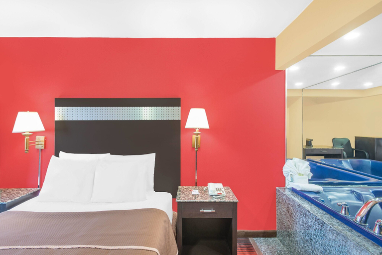 Bedroom 3, Howard Johnson by Wyndham North Bergen, North Bergen