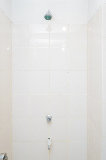 Bathroom 2, Nice And Spacious Studio At Serpong Greenview Apartment, Tangerang Selatan