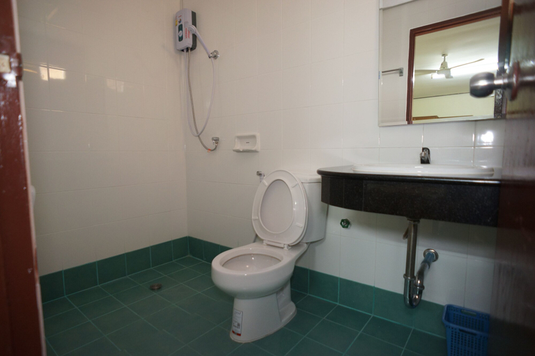 Bathroom 4, Utid Court, Pattaya