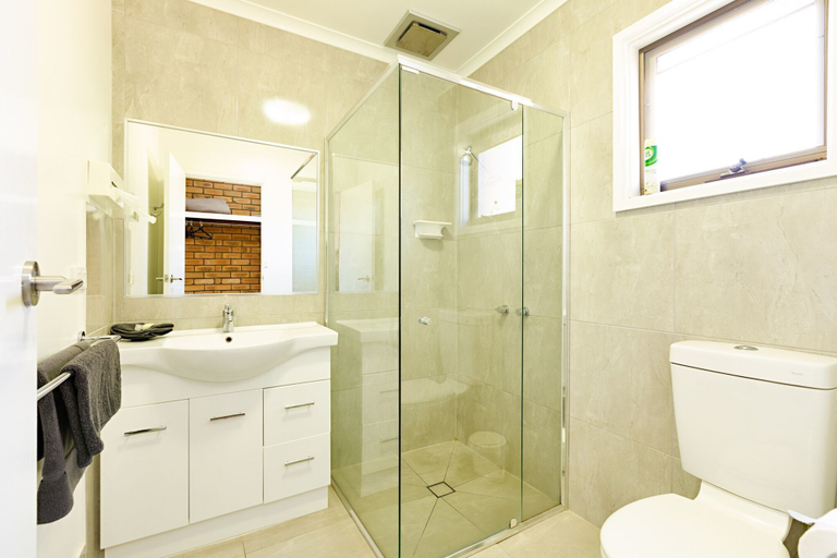 Bathroom 4, Statesman Motor Inn, Corowa