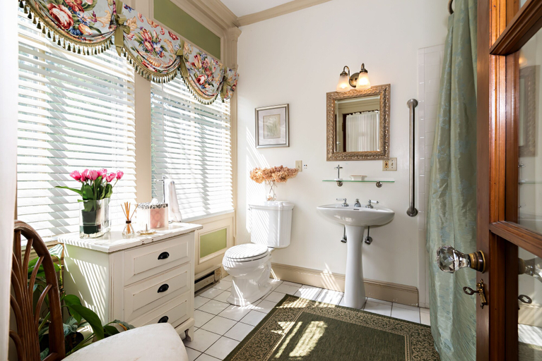 Bathroom 4, The Silver Fountain Inn, Strafford