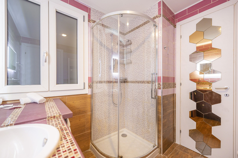 Bathroom 5, Rialto Suite, Venezia