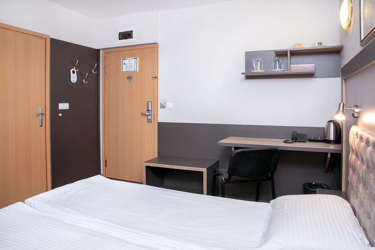 Bedroom 3, Hotel Niky, Stolichna