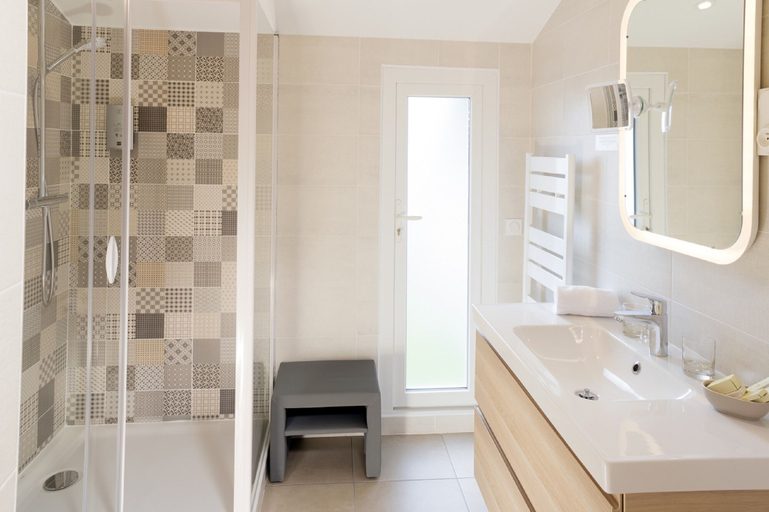 Bathroom 4, Contact Hôtels Le Savigny & Spa, Rhône