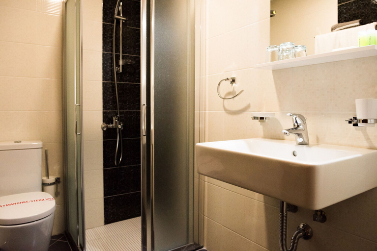 Bathroom 4, Hotel Argjiro, Gjirokastrës