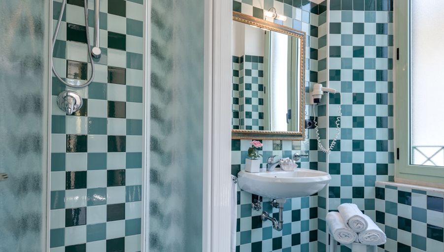 Bathroom 5, Hotel Da Vinci, Pistoia