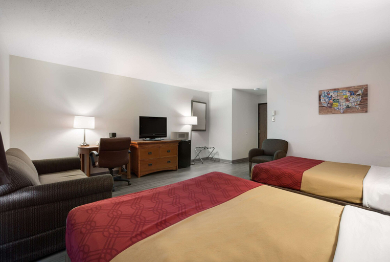 Bedroom 4, Econo Lodge Inn & Suites Escanaba North, Delta