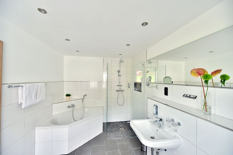 Bathroom 5, GT3 das sportliche Hotel, Ahrweiler