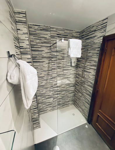 Bathroom 4, Alvi, Soria