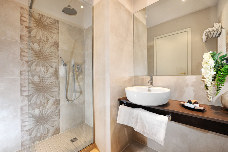 Bathroom 5, Hotel Life, Rimini