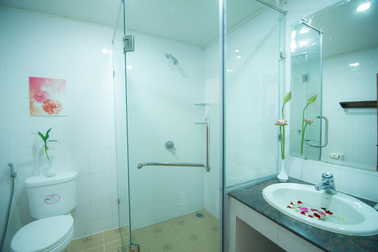 Bathroom 4, Reaksmey Chanreas Hotel, Siem Reap