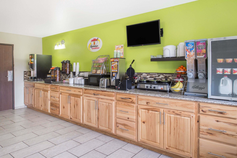 Food & Drinks, Super 8 by Wyndham Moberly MO, Randolph