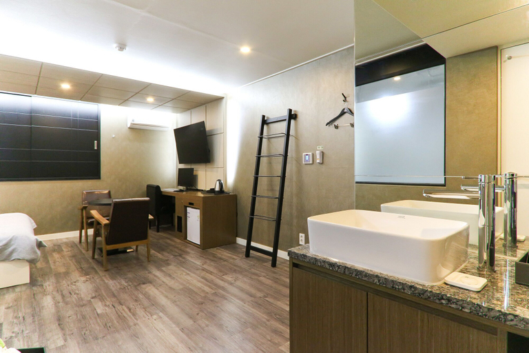 Bathroom 3, Louis Hotel, Sasang