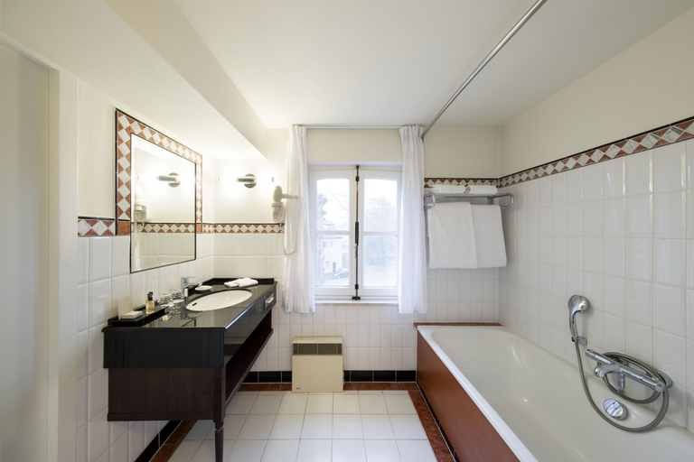 Bathroom 5, Bilderberg Chateau Holtmuhle, Venlo