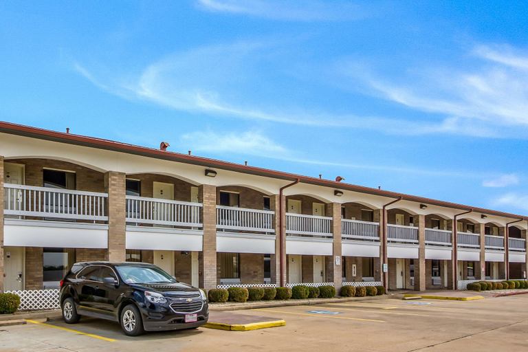 Exterior & Views 2, Americas Best Value Inn Columbus, TX, Colorado